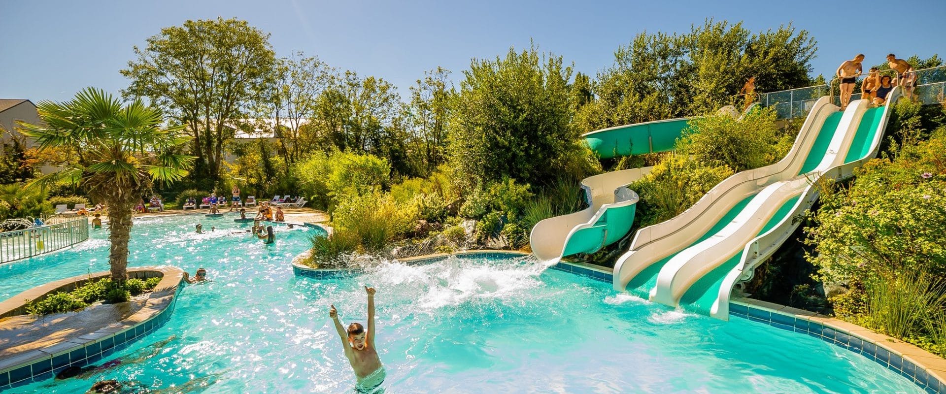 Piscine avec toboggans en Normandie - Camping le Fanal