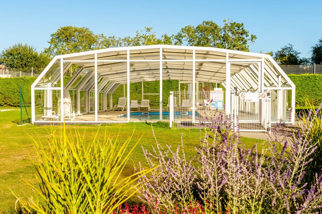 Piscine couverte et chauffée du camping le Fanal en Normandie