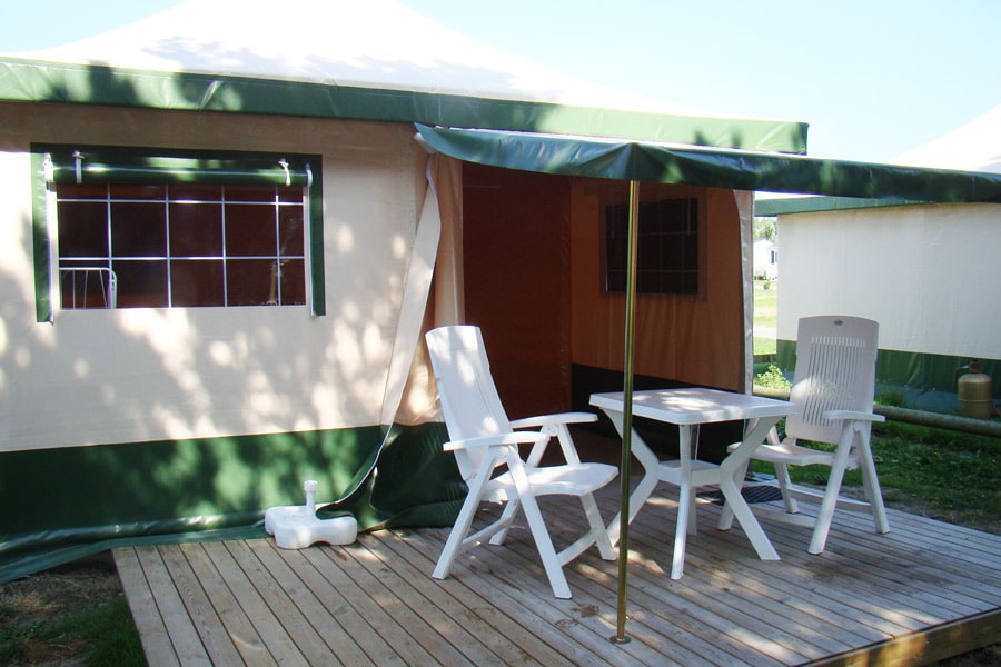 Terrasse de nos tentes meublées dans le Calvados - Camping le Fanal