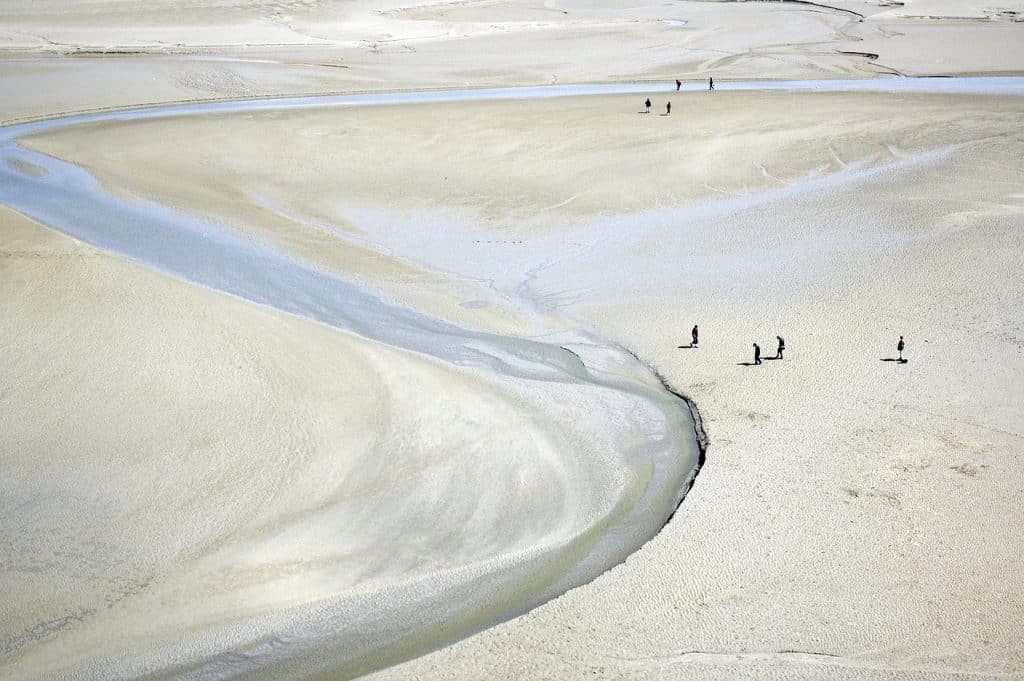 Famille sur une plage en Normandie