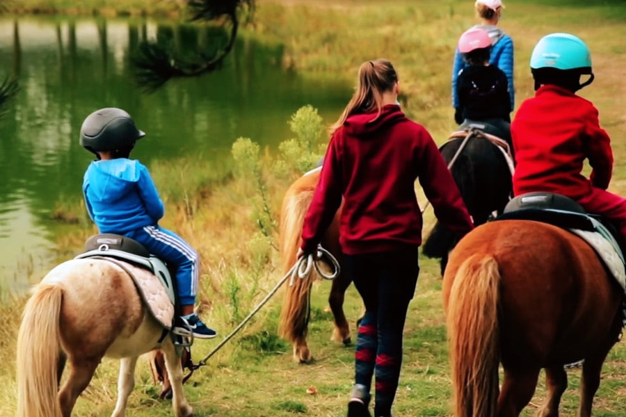 Balade en poney autour d'Isigny-sur-Mer - Camping le Fanal