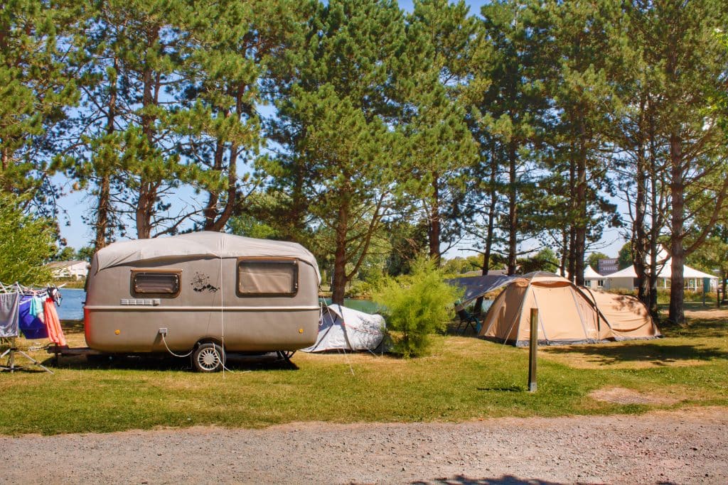Emplacements avec une tente et une caravane - Camping le Fanal avec piscine Calvados