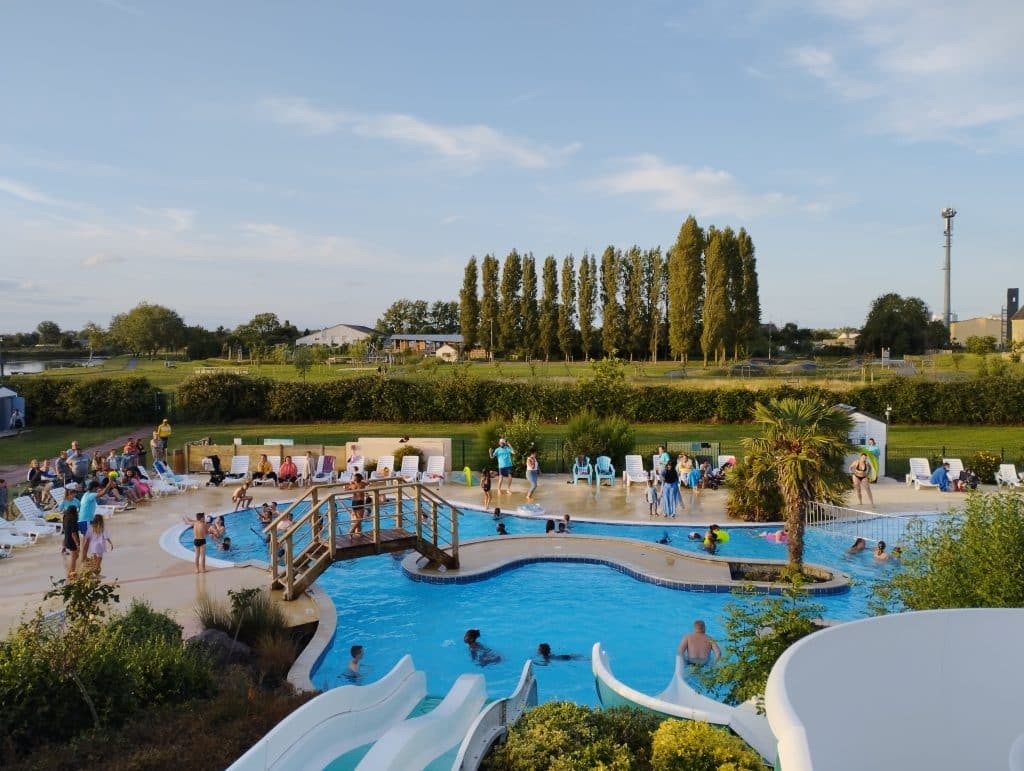 Overzicht van de zwembaden in het waterpark van camping Le Fanal in Normandië