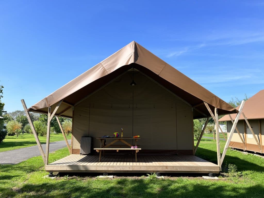 Façade de la tente aménagée dans le Calvados - Camping le Fanal