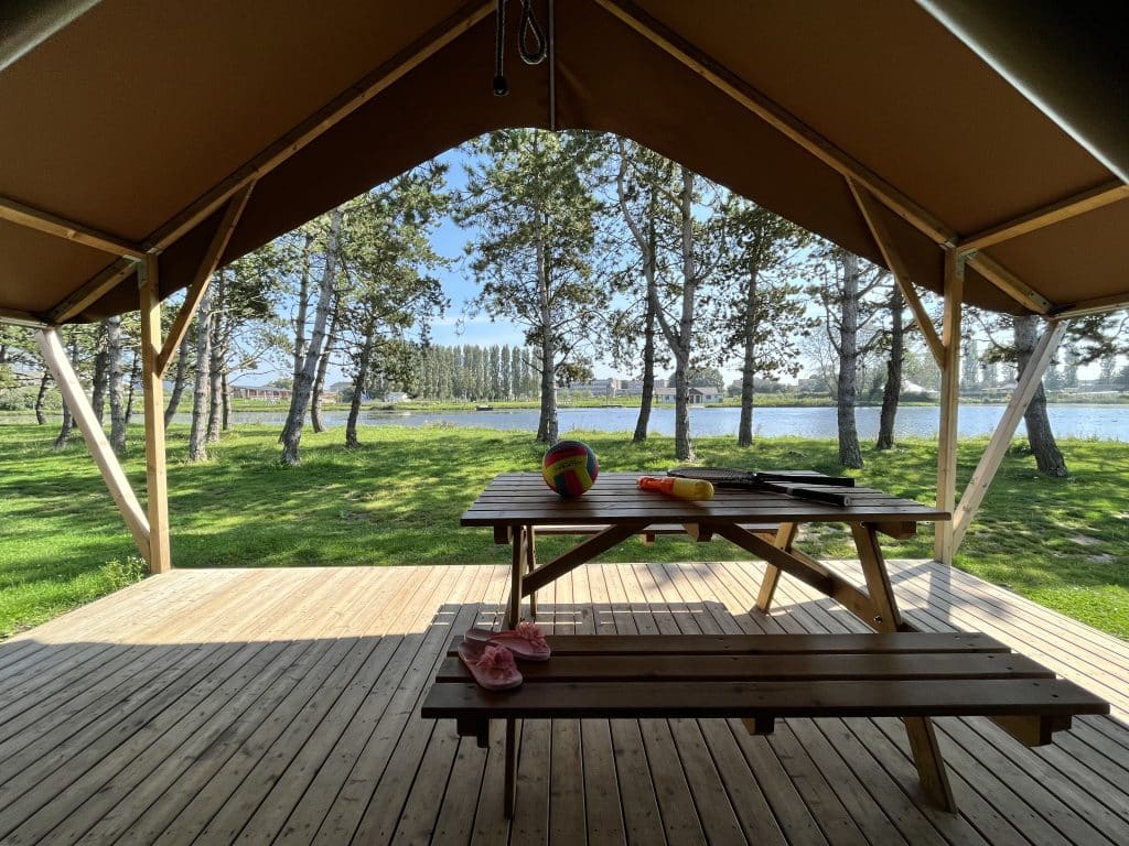 Tente aménagée au bord d'un lac dans le Calvados - Camping le Fanal