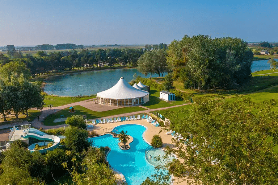 Vue d'ensemble de l'espace aquatique du camping le Fanal, réservations possible VACAF