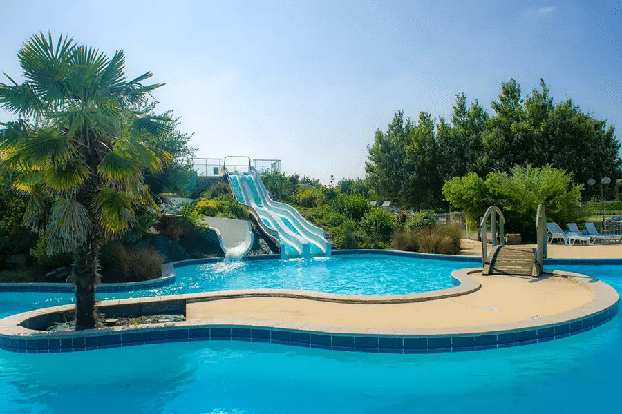 Piscine et toboggans du camping le Fanal dans le Calvados