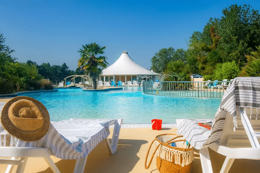 Piscine et transats du camping le Fanal en Normandie