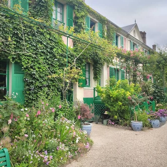 Façade de la maison Claude Monet à Giverny - Camping le Fanal en Normandie