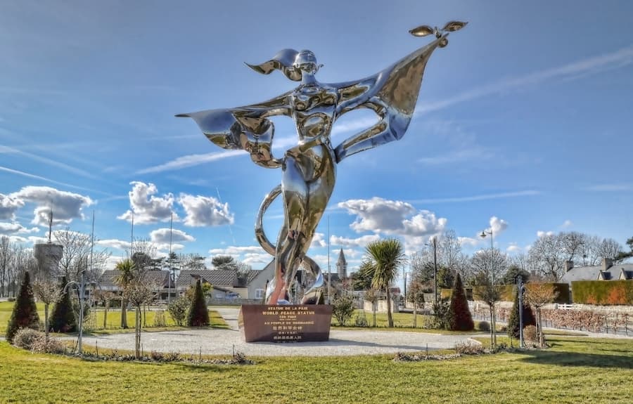 Statue de la paix - Grandcamp-Maisy - Camping le Fanal